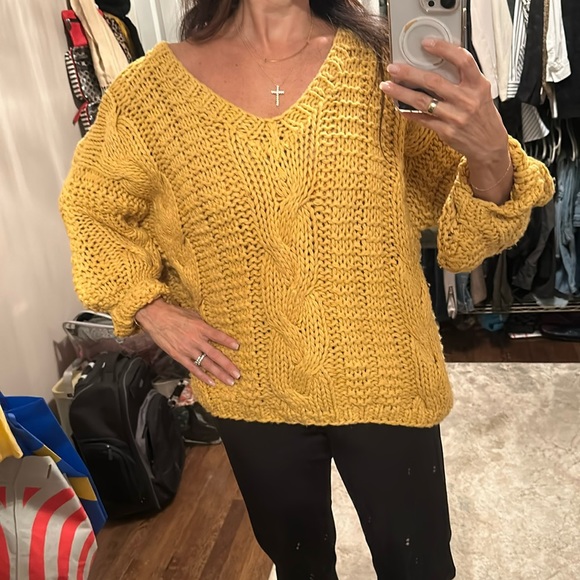 Georgous mustard yellow sweater - Picture 3 of 6